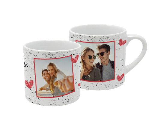 Tazzina di caffè con cuori e scritta