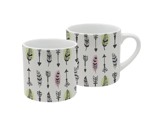 Tazzina da caffè con grafica con piume e frecce