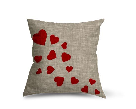 Pioggia di cuori su cuscino in pile