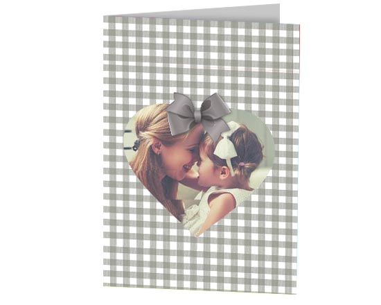 Grafica con quadretti e cuore centrale per la cards