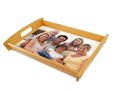Un vassoio in legno color naturale con immagine stampata di una famiglia