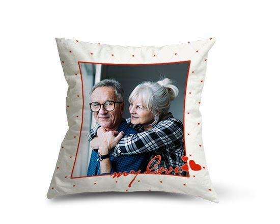 Cuscino dainetto con sfondo texture cuoricini rossi