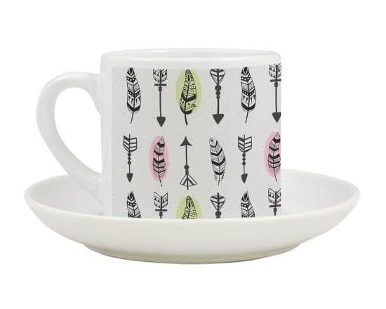 Tazzina da caffè con grafica con piume e frecce