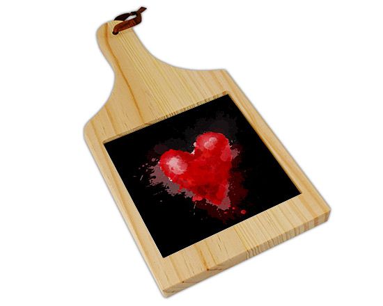 Tagliere con cuore rosso e sfondo nero