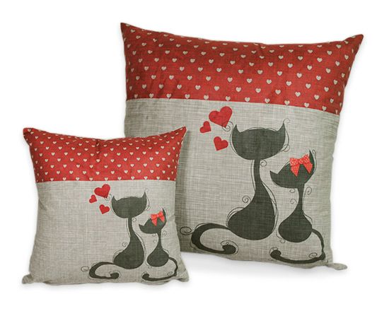 Cuscini con grafica gatto in due dimensioni diverse su tessuto dainetto
