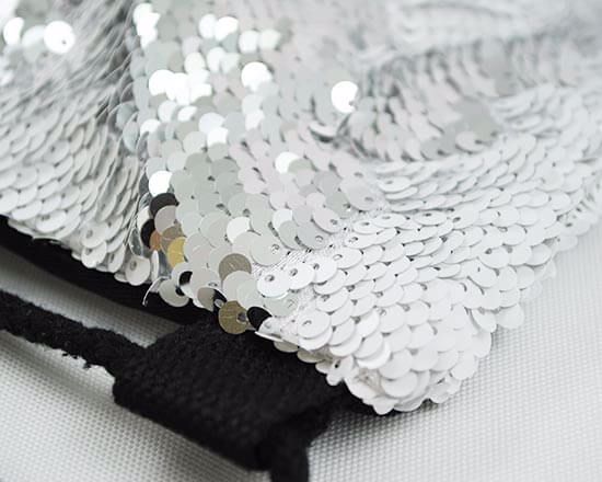 Dettagli rifinitura zainetto con paillettes