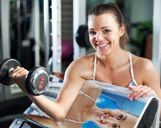donna in palestra con asciugamani personalizzata con foto