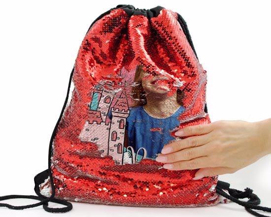 Sposta con la mano il verso delle paillettes, per veder comparire la stampa