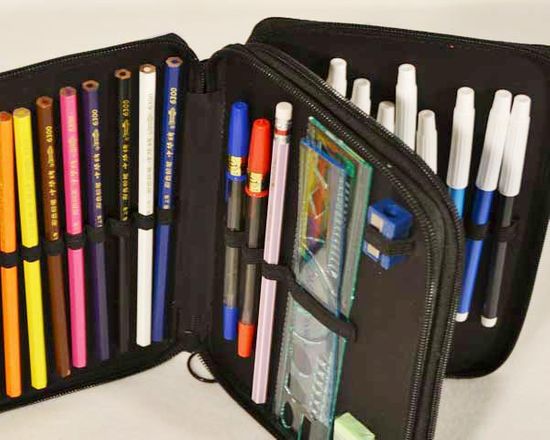 astuccio con colori e pennarelli