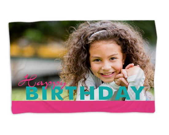 Grafica di buon compleanno su coperta in pile