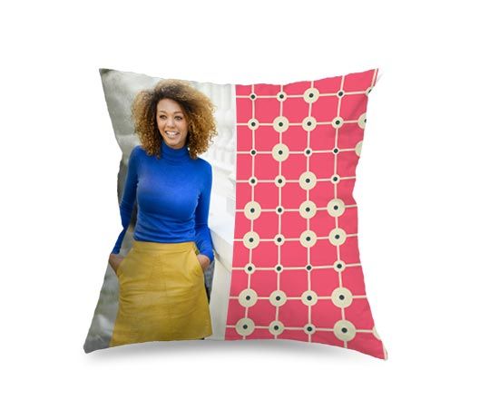 Cuscino dallo sfondo rosa con pois