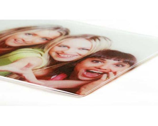 Tagliere in vetro temperato personalizzato con le tue fotografie e dotato di piedini di sostegno antigraffio