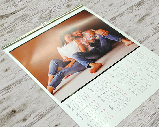 Calendario A3 personalizzato pronto per essere appeso, grazie al dorsetto in metallo