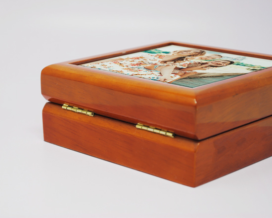 dettaglio apertura portagioie in legno