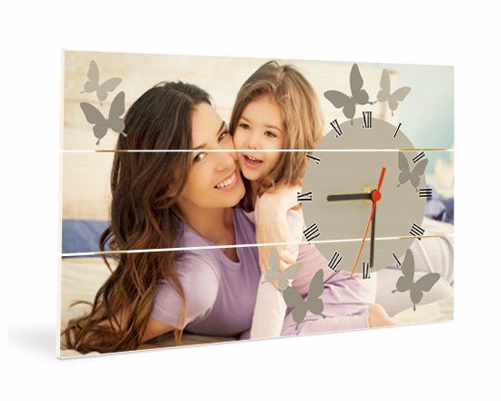 Orologio su listelli in legno, personalizzato con foto e con grafica farfalla