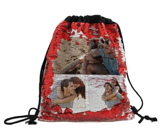 scopri la stampa che si nasconde dietro lo strato uniforme di paillettes