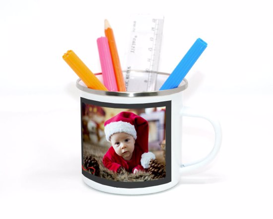 Usa la tazza in metallo smaltato come portapenne da scrivania