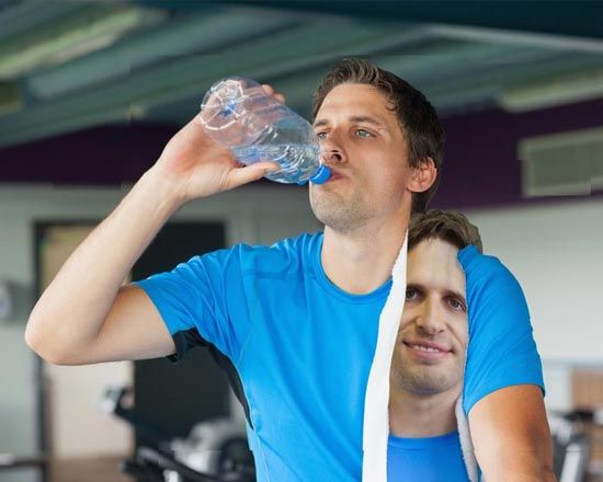 uomo in palestra con asciugamani personalizzato con foto