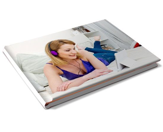 pentagramma personalizzato raffigurante ragazza che ascolta la musica