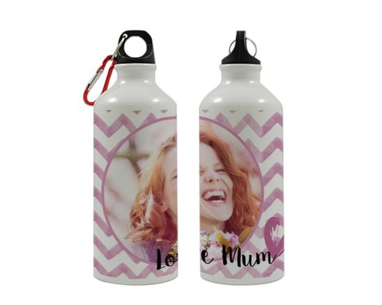 Grafica bianca e rosa su borraccia