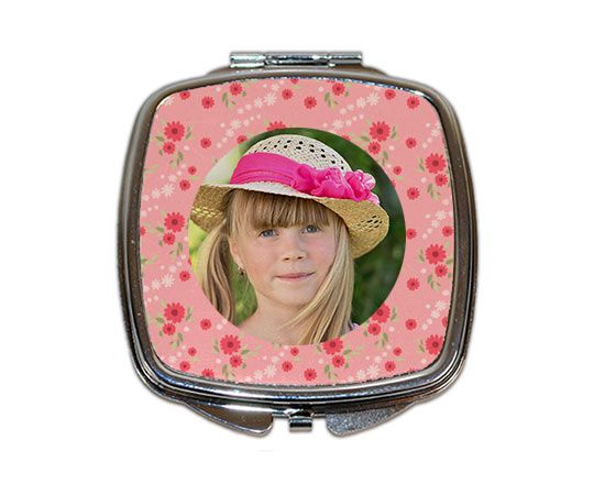 Lo specchietto con fiori rossi e sfondo rosa