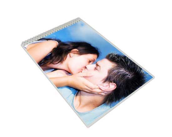 Con il quaderno A4 di Fotoregali potrai divertirti a personalizzarlo come vuoi, da oggi i tuoi appunti non saranno mai più noiosi.