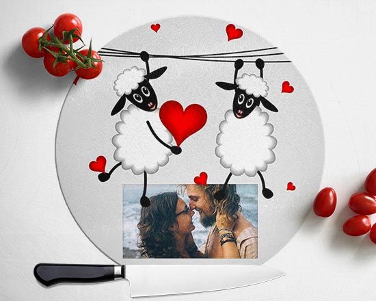 Dolci pecorelle su tagliere rotondo