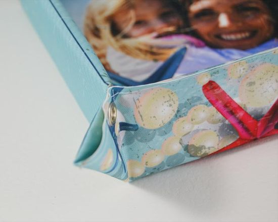 Portaoggetti rigido fissato agli angoli con quattro occhielli metallici