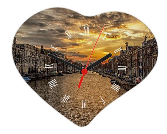 Foto orologio cuore con numeri romani