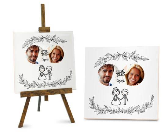 Mattonella con decorazioni e sposi