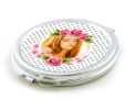 Lo specchietto con rose e pois neri