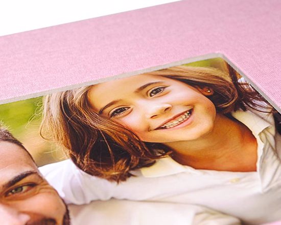 la copertina ha sul fronte una finestra in cui è possibile impaginare una foto