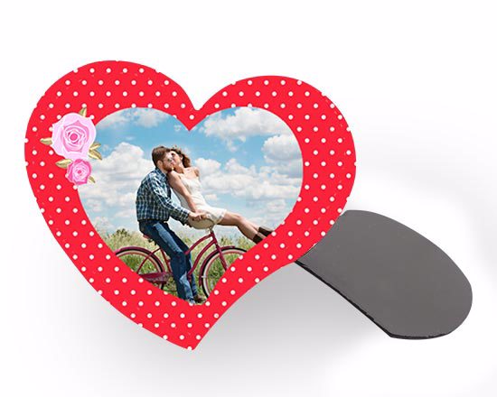 Calamita a forma di cuore con sfondo rosso a pois