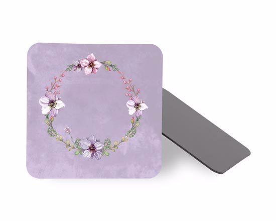Calamita con sfondo viola e fiori