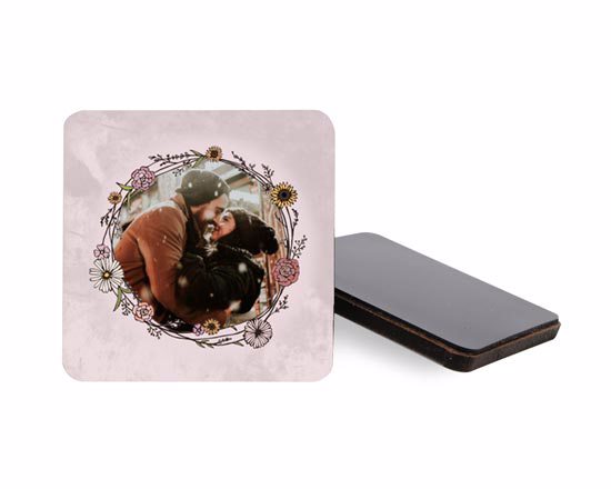 Calamita quadrata con sfondo rosa e cornice