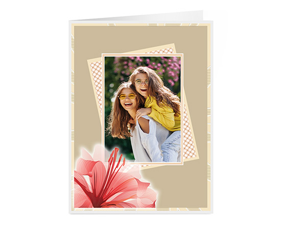 Card personalizzata per la festa della mamma con foto e grafica fiore