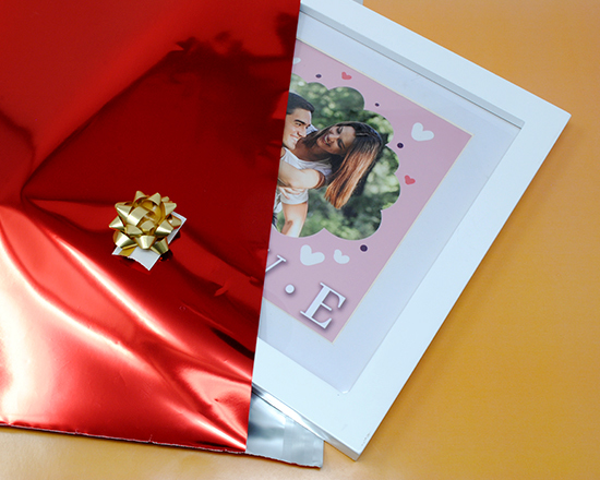 cornice in legno con confezione regalo