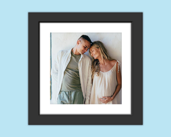 foto con cornice in legno nera e passepartout