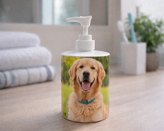 Dispenser sapone con foto cane ambientato