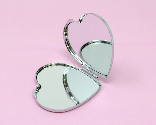 Acquista e personalizza lo specchietto da borsa a forma di cuore