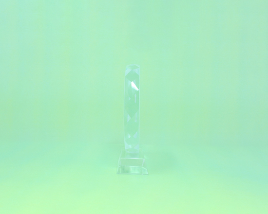 Vista laterale del cristallo cerchio con base e con foto