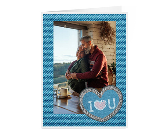 Biglietto auguri di San Valentino con cuore e foto su sfondo celeste