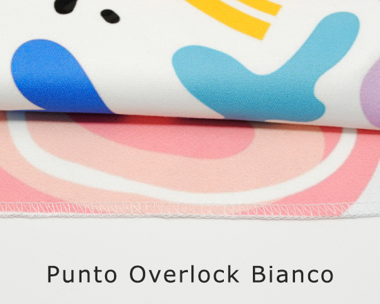 Stampa su microfibra con punto overlock bianco