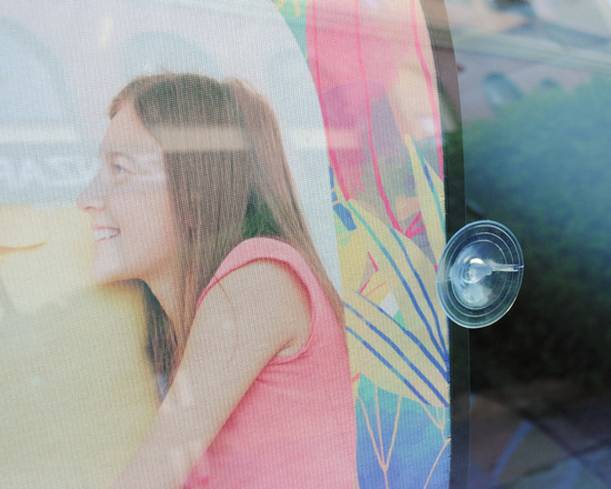 dettaglio stampa su tendina parasole per auto