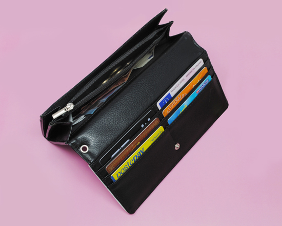 Doppio taschino interno richiudibile con cerniera, per contenere carte e monete - portafoglio donna personalizzato