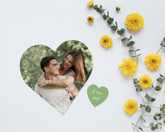 Puzzle a cuore in legno con foto di fidanzati