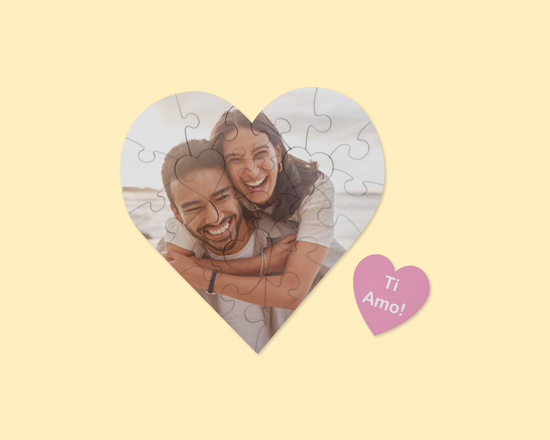 Puzzle a cuore in legno con foto di innamorati