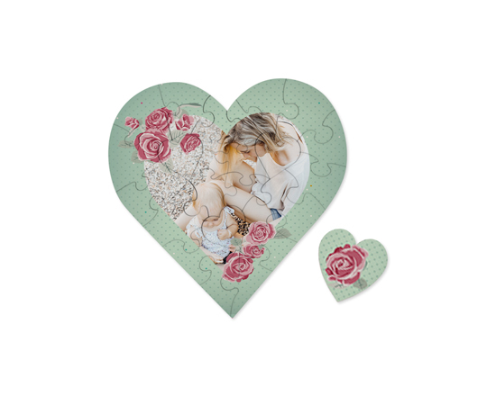 Puzzle cuore in legno con rose e sfondo turchese