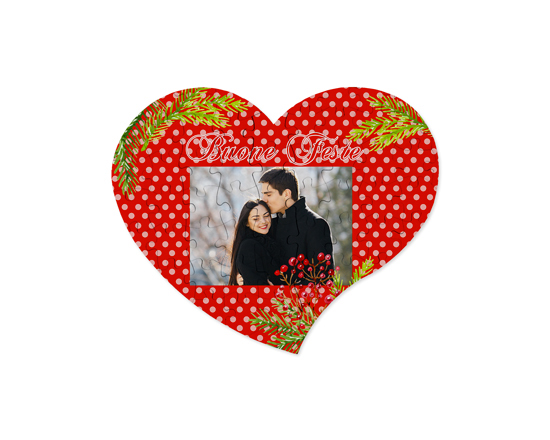 Puzzle cuore in legno con bacche natalizie e pois