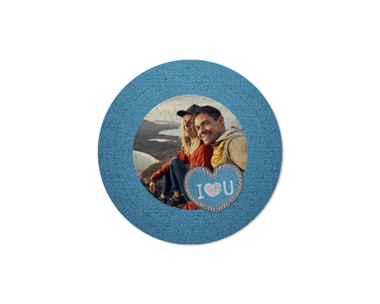 Un puzzle rotondo con grafica blue jeans